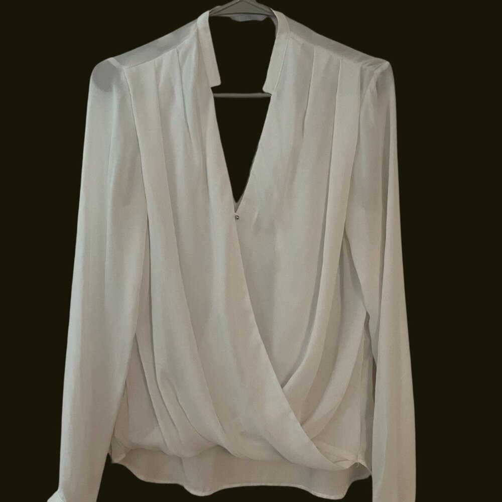 🤍 White V-Neck Blouse – Size S – Perfect for Business or Festive Occasions! 🤍